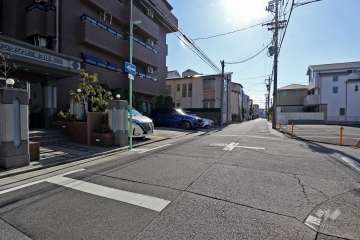 敷地西側の前面道路