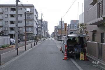敷地西側の前面道路