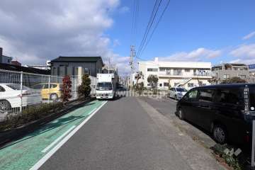 敷地東側の前面道路（南側から）