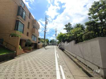 敷地西側の前面道路.。急な坂道です。