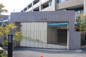 駐車場の出入り口（リングシャッター付き）