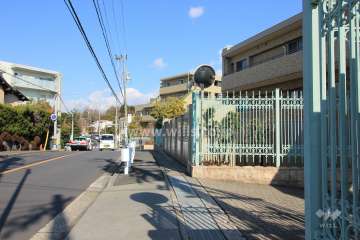 敷地西側の前面道路