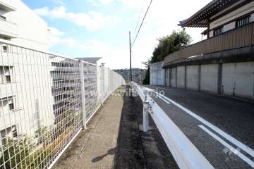 敷地西側の前面道路.坂道になっています。