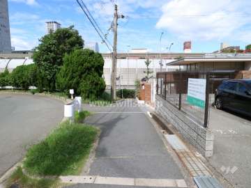 物件の西側前面道路