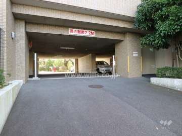 府道2号線からの駐車場入口(ロボットゲート付き)
