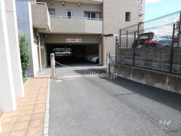 駐車場入り口(ロボットゲート付き)