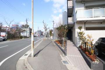 敷地西側の前面道路