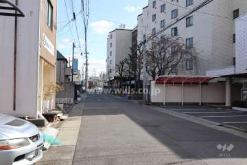 敷地北側の前面道路