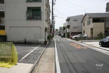 敷地西側の前面道路