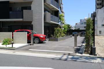駐車場出入り口(ロボットゲート付き)