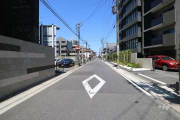 敷地西側の前面道路
