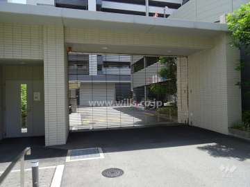 駐車場入り口はリングシャッター付きです