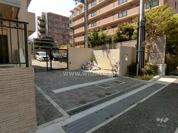 駐車場出入り口（ゲート付き）