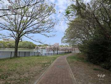 猫ヶ洞池のほとりにあります。