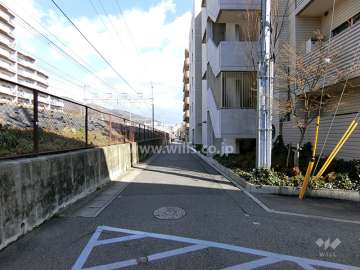 敷地北側の前面道路。すぐ隣にJR東海道本線が走っています。