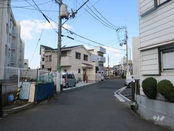 東側前面道路とマンション建物一部