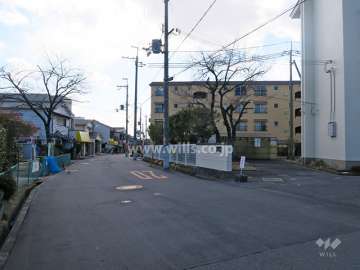 東側前面道路とマンション建物一部