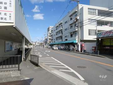 西側前面道路とマンション建物一部