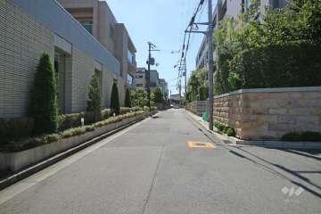 敷地南側の前面道路（東側から）