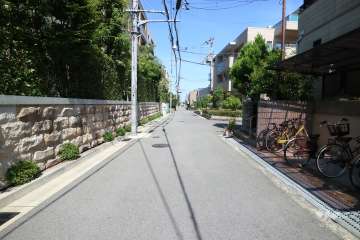 敷地南側の前面道路（西側から）