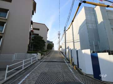 敷地南側の前面道路（東側から）