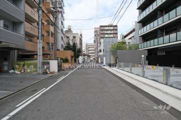 敷地南側の前面道路（東側から）
