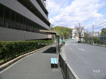 敷地の東側、すぐ目の前にあるバス停