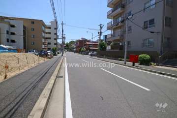 敷地の東側前面道路(北側から)
