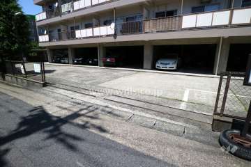 敷地南側の駐車場出入り口