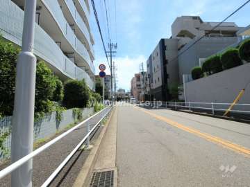 敷地南側の前面道路。バス通りに面しています。