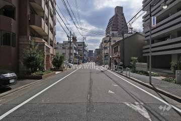 敷地北西側の前面道路（北東側から）