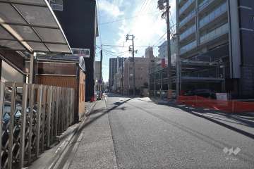 敷地東側の前面道路（北側から）