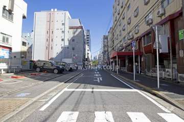 敷地北側の前面道路（西側から）