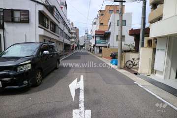敷地西側の前面道路（南側から）