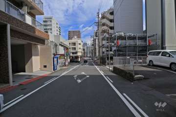 敷地北側の前面道路（西側から）