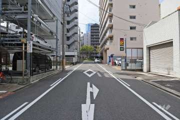 敷地北側の前面道路（東側から）
