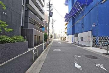 敷地東側の前面道路（南側から）