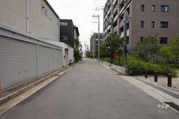 敷地南側の前面道路（東側から）