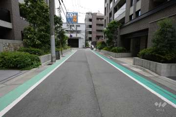 敷地西側の前面道路（北側から）
