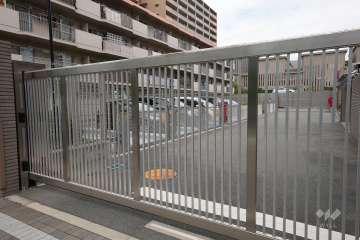 駐車場の出入口（ゲート付き）