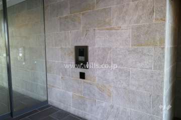 エントランスはオートロック付きです。