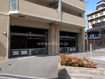 敷地内駐車場。屋外と屋内があり機械式です。