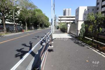 敷地北側の前面道路