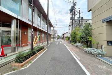 敷地東側の前面道路（北側から）
