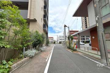 敷地東側の前面道路（南側から）