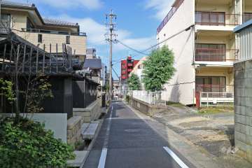敷地西側の前面道路