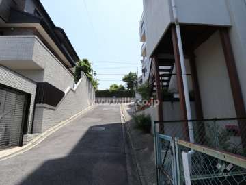 敷地北東側の前面道路