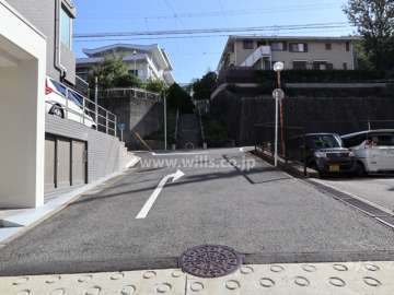 敷地東側の前面道路（北側から）