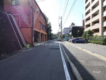 敷地南側の前面道路（東側から）