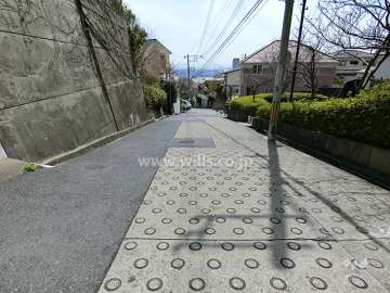 敷地西側の前面道路